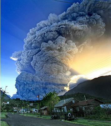 柴滕火山 所在国家:智利 喷发时间:2008年 经历了9000年的平静后，柴滕火山于2008年5月终于爆发了，迫使柴滕镇及附近居民集体疏散到别的地区。