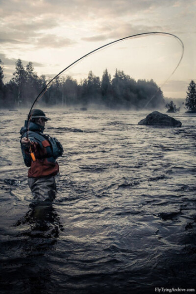 来自芬兰摄影师的一张飞钓抓拍，钓者手中飞钓竿抛出的完美弧线被摄影师及时定格了下来。