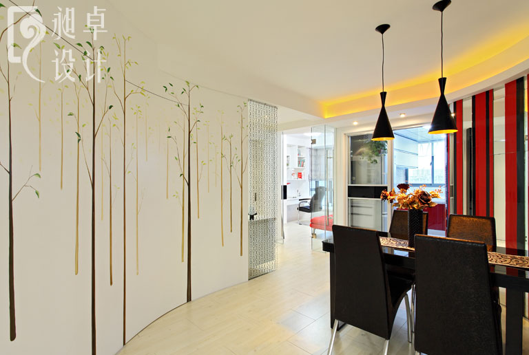 《缤纷的脚步》从客厅移步到餐厅，右边的餐厅背景墙你明白了，那左边那一面风景呢？ 树越来越近，路越来越远，走到尽头，会是什么呢？