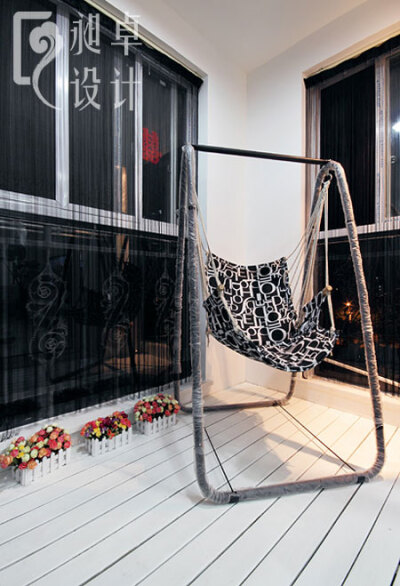 《琴瑟音弧》连阳台的摇椅也是黑白色调，将黑白简约进行到底！