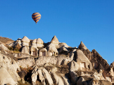 卡帕多西亚童话村（The Cappadocia Valley），土耳其。