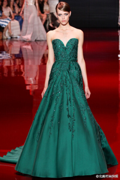 #Fashion Show# Elie Saab Fall 2013 Couture礼服系列。每次看都会有种惊艳的感觉。 （L）