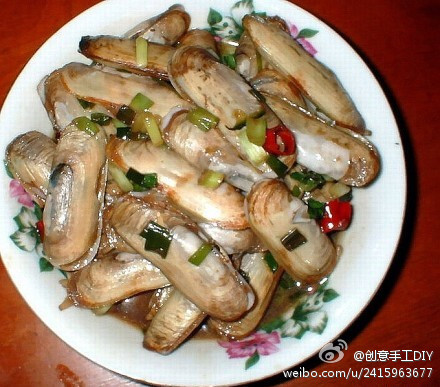 原汤蛏子准备时间：3分钟制作时间：7分钟食材：蛏子500克，洋葱碎50克，柠檬半个，盐适量，白胡椒粉适量做法：1. 把洋葱碎用油爆炒出香味，但不要炒上颜色。2.放进蛏子翻炒一下，盖上锅盖焖煮大约5分钟，直到蛏子出水成汤。3. 放盐和胡椒调味，滴柠檬汁。创意手工DIY