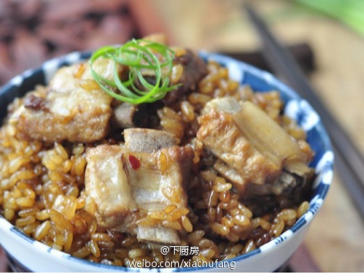 【排骨焖饭】这道主食，有饭，有菜，一锅端，可以说是便捷的懒人菜谱。排骨软烂可口，米饭晶莹剔透，吸足了汤汁，非常的美味！最主要的是用电饭锅制作不用担心火候的问题，非常方便！详细做法：http://t.cn/zRIzzH0 来自厨友：尘欢