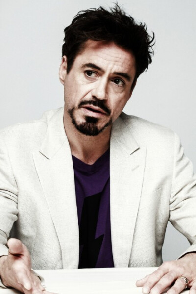 #Robert Downey Jr.# 呜呜呜最近的高清大图怎么那么多... 血槽都负数了.. 还是眼睛... 美爆了.. (via downeylicious)