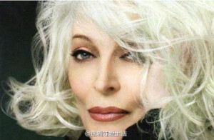 Cr.  【卡门：时尚界的常青树】提到模特界乃至整个时尚界的不老传说，我们不由得想到现年82岁的美国女超模卡门·戴尔，这个意大利和匈牙利的混血儿，以惊人的美貌和气质在早年串红整个时尚界。