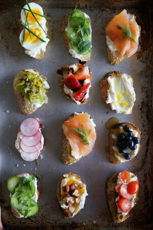 Ricotta Crostini Party // HonestlyYUM