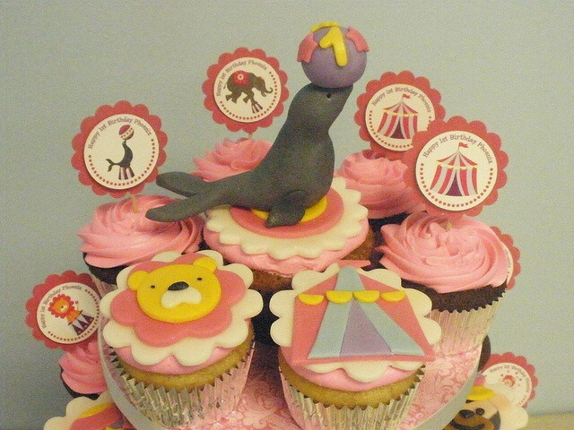 Seal Topper with Ball by CupCakeBite/Cup Cake Pantry, via Flickr