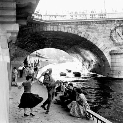 【摄影】Paul Almasy（1906-2003），匈牙利摄影师，出生于布达佩斯，在他超过60年的职业生涯中走遍了世界各地，其中他花费几十年的时间记录下巴黎这座城市和人的景象，浪漫而美丽。以下第一幅拍摄于约1948年，室内设…