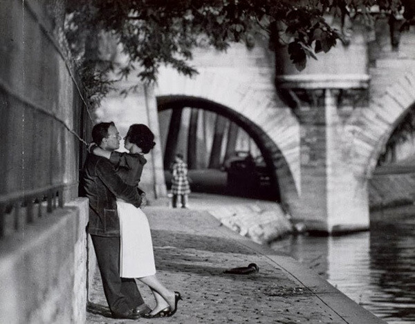 【摄影】Paul Almasy（1906-2003），匈牙利摄影师，出生于布达佩斯，在他超过60年的职业生涯中走遍了世界各地，其中他花费几十年的时间记录下巴黎这座城市和人的景象，浪漫而美丽。以下第一幅拍摄于约1948年，室内设计师Georges Faucher与他的画家妻子Andrée Le Louarn在巴黎的一座公寓中。