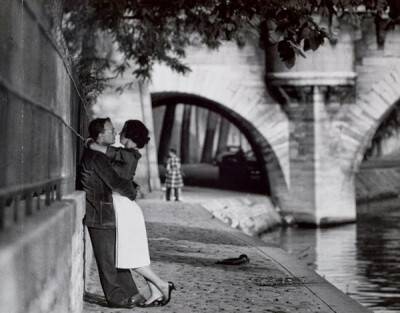 【摄影】Paul Almasy（1906-2003），匈牙利摄影师，出生于布达佩斯，在他超过60年的职业生涯中走遍了世界各地，其中他花费几十年的时间记录下巴黎这座城市和人的景象，浪漫而美丽。以下第一幅拍摄于约1948年，室内设…