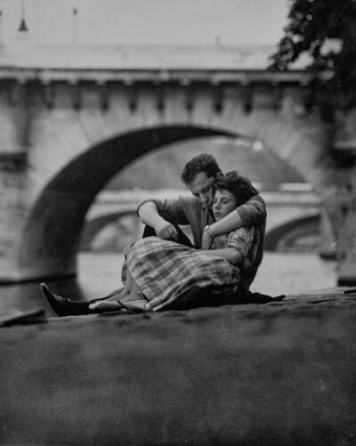 【摄影】Paul Almasy（1906-2003），匈牙利摄影师，出生于布达佩斯，在他超过60年的职业生涯中走遍了世界各地，其中他花费几十年的时间记录下巴黎这座城市和人的景象，浪漫而美丽。以下第一幅拍摄于约1948年，室内设…