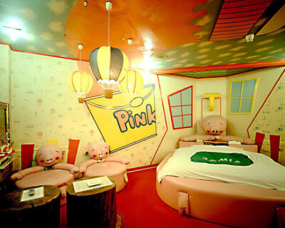 可爱的粉小猪与巧妙的墙饰、充满童趣的热气球灯……打造出一间无比有趣的儿童房~