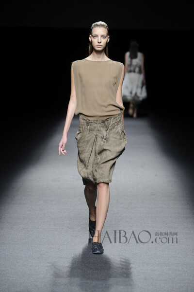江南布衣 (JNBY) 2014春夏女装秀@2014春夏东京时装周 了解更多 http://brand.haibao.com/article/1584190.htm#ixzz2ibZ5l6va