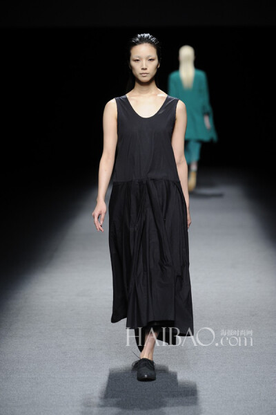 江南布衣 (JNBY) 2014春夏女装秀@2014春夏东京时装周 了解更多 http://brand.haibao.com/article/1584190.htm#ixzz2ibZ5l6va