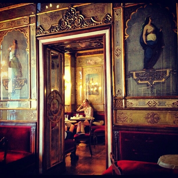 【摄影/建筑】Caffè Florian（弗洛里安咖啡馆）位于威尼斯圣马可广场，1720年开业，是意大利历史上最早的咖啡馆，至今仍在营业，狄更斯、歌德、拜伦等都曾光临该咖啡馆，官方网站：http://t.cn/hBtlTF。下图来自意大利的Flickr用户Maria Rosaria Sannino，http://t.cn/zRJrQzn。