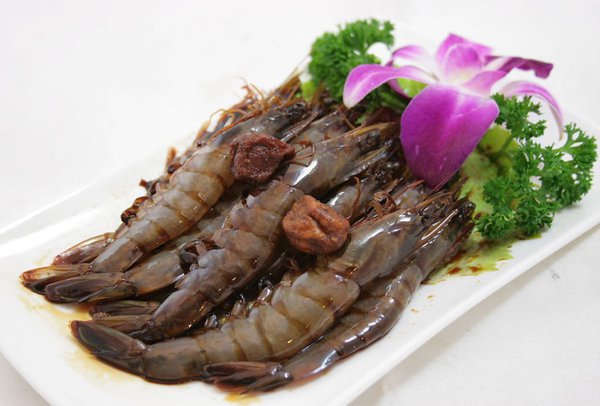 醉虾,就是把活虾放入酒中,没一会儿虾就醉了.