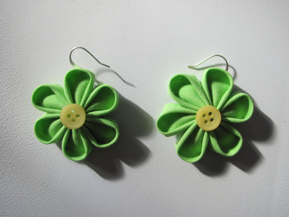 Green Daisy Kanzashi Earrings (Custom made)