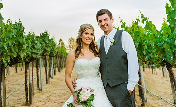 布列塔尼和南森的老式葡萄园婚礼，是一场让人期待的融破旧与时尚为一体的婚礼，是变废为宝的典型。随着由Junk in the Trunk和Joy of Life Events提供的精美古董与华丽的史密斯葡萄园背景的结合，新娘梦寐以求的婚礼成为了现实。