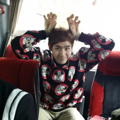 #Nichkhun#【131025 Jun. K IG更新一则】“MICKEY BOY IN FRANKFURT @ Khunnie0624 HOW CUTE LOL 译：在法兰克福的米奇Khunnie~多可爱LOL“ 小家伙你穿的有点少