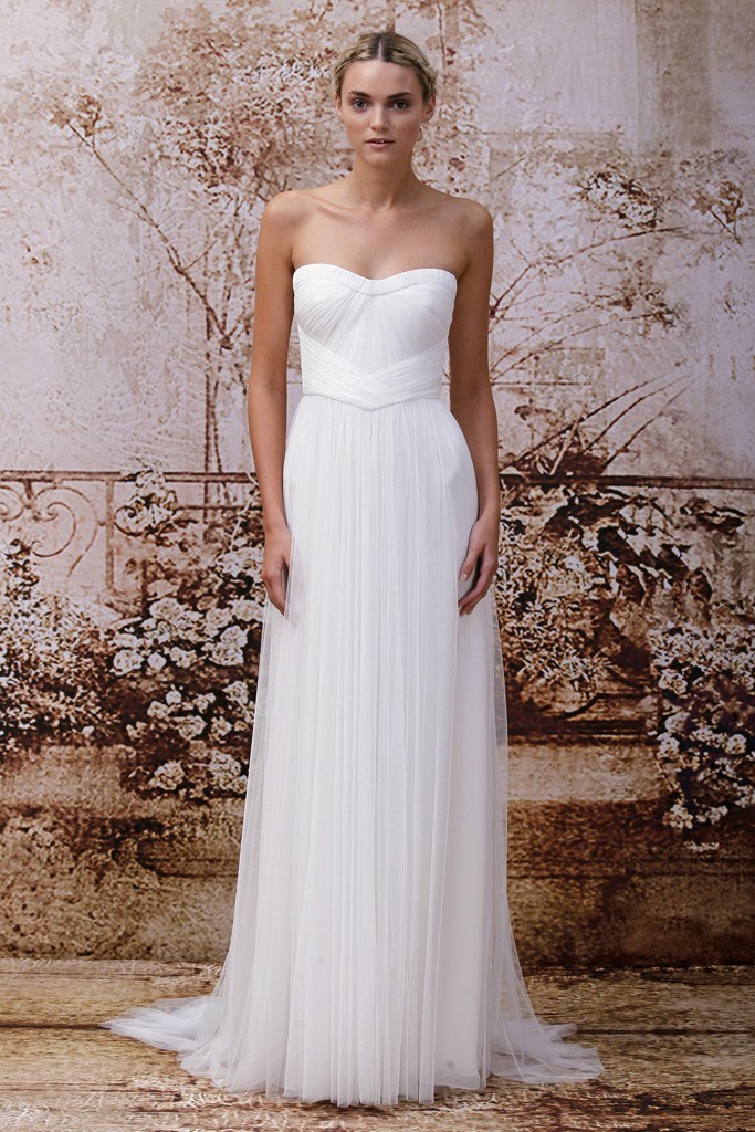 来自菲律宾的设计师 Monique Lhuillier 凭借自己对婚纱和礼服的独特风格，成为了近几年明星们结婚和走红毯时最喜爱的品牌。Monique Lhuillier 2014 秋季婚纱少不了其最擅长的绣花，整个系列以象牙色和白色为主，但当熏衣草色的长款婚纱出现，才是真正的高潮。从头纱到裙身都是通过串珠加绣花完成，配合皱褶裙，让人过目难忘。
