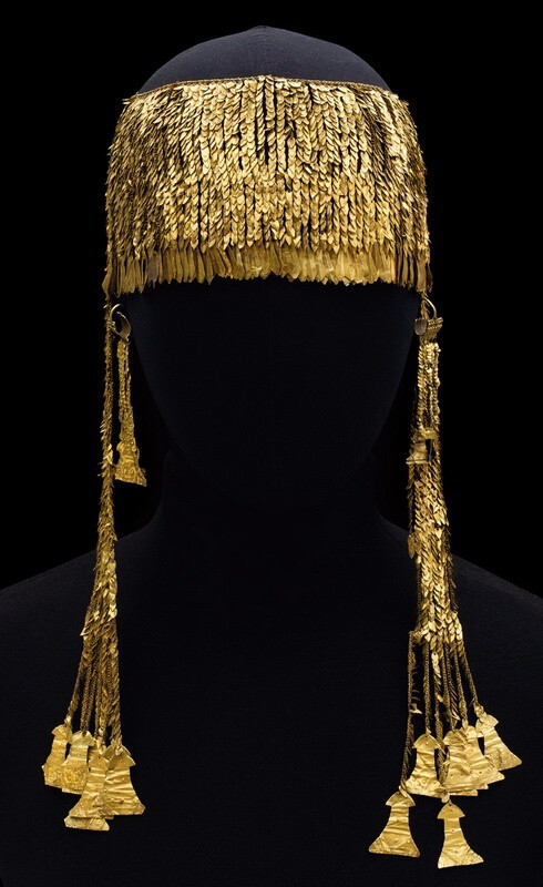 A large diadem, a unique monument of ancient jewelry, dating, like most of the items found by Schliemann 19 Trojan treasures period of Troy IIg (2400-2200 BC), ie it refers to the era of the early Bronze Age.