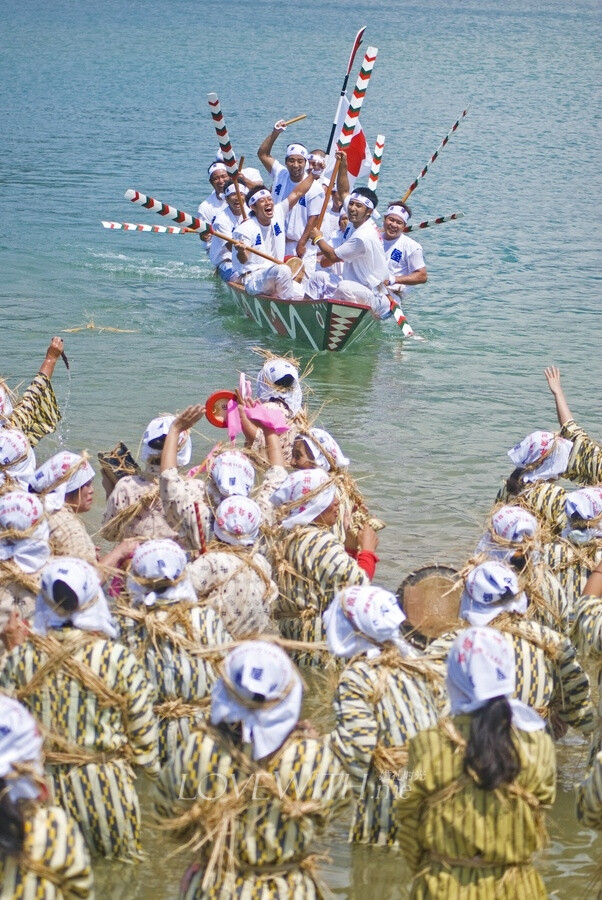 冲绳（Okinawa）位于日本列岛的最南端，享有“日本夏威夷”美誉，是日本人首选的度假胜地。冲绳县由冲绳本岛，本岛附近的庆良间诸岛和更加远遥的宫古诸岛及八重山诸岛等大大小小160个岛屿组成。由于宫古诸岛和八重山诸岛距离冲绳本岛较远，想要前往，需从大陆、冲绳本岛首府那霸或其他岛屿乘飞机，因此大部分游客到冲绳游玩，都会选择游览冲绳本岛的首府那霸，再加上本岛附近庆良间诸岛中的一个小岛。然而，正是因为难以抵达，宫古诸岛和八重山诸岛保存了最原始美丽的风景，如果你有足够的时间和金钱，游览这两个群岛绝对是你去日本冲绳旅游不可错过的体验。