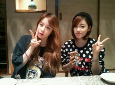 【T-ara 朴智妍 咸恩静】合照 崽子长头发TT 白球&lt;3 万年不变剪刀手!