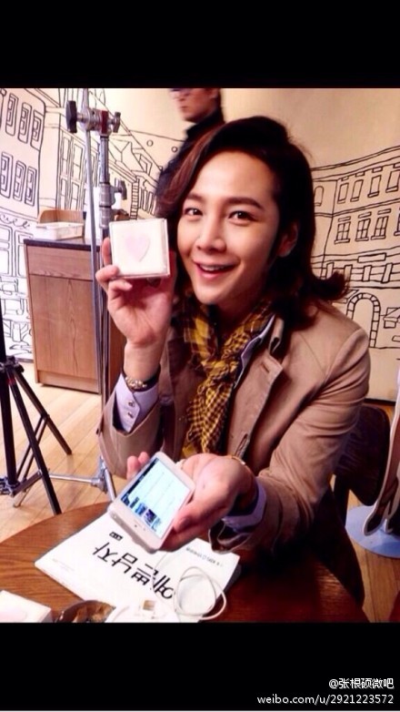 #AsiaPrince_JKS 推特更新# 20131029：드라마 예쁜남자의 첫촬영과 고사를 기념하여 장어들이 떡 보내줬음!!! 땡큐크리~~ 그래서 머리를 언제자르냐면....... ㅋㅋㅋㅋ （翻译：电视剧的拍摄和漂亮的男人，纪念，鳗鱼们送了我！！！谢谢大家~~所以 头发 什么时候？。。。。。。。。呵呵呵呵