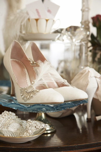 英国年轻设计师品牌Emmy Shoes的婚鞋，以精美的手工艺与浪漫的设计为带给人一缕清新感觉。设计师用大量的时间去研究色彩，在她的鞋履作品中，色彩的运用让我们看到设计师对它们完美的驾驭能力，也凸显了个人风格。