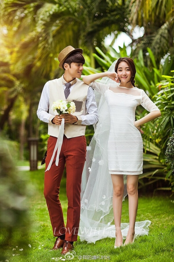 文艺范十足的室外婚纱照，一个微笑，一个眼神，仿佛就能感知对方~http://www.lovewith.me/share/detail/all/29472