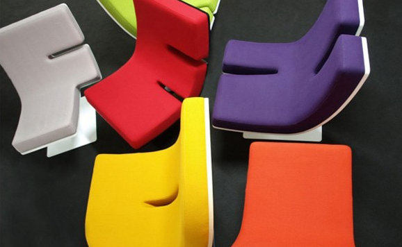 看倦了平日的椅子，是不是已经没有感觉，没有趣味了啊？那么由Tabisso公司设计而成的“Typographic”#家具#系列也许会让你心动。该系列是由26个大写字母和0到9十个数字组成的。你可以随心的拼出你想要的单词，句子，它可以代你说出心底的那句“I LOVE U”、“MARRY ME”，再搭配上极富艺术感的灯光，相信它们定能助你打动爱人的心，但是这需要一系列才可以的完成的哦！