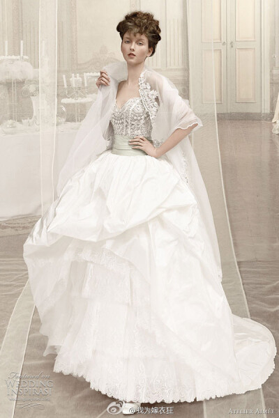 Atelier Aimée Wedding Dresses 朱丽叶与罗密欧婚纱系列，浪漫的蝴蝶结和荷兰常绿玫瑰褶皱点缀，漂亮的花边沿底边礼服，复古新优雅。