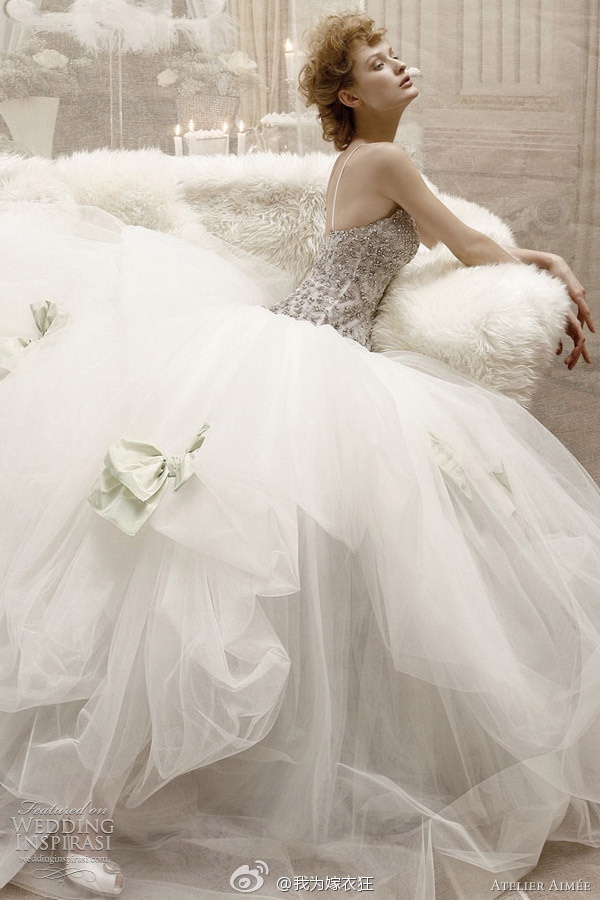 Atelier Aimée Wedding Dresses 朱丽叶与罗密欧婚纱系列，浪漫的蝴蝶结和荷兰常绿玫瑰褶皱点缀，漂亮的花边沿底边礼服，复古新优雅。