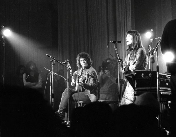 Lou Reed &amp; Nico 在巴黎演出，1972年。Mick Gold/Redferns, via Getty Images