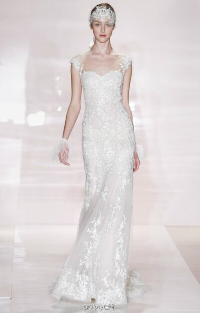 Reem Acra发布了2014秋冬婚纱系列，设计师在轻盈的古董软绸与蕾丝之上辅以手工刺绣增加质感，头纱披肩合二为一的设计让梦幻曼妙之余又略带霸气~~~