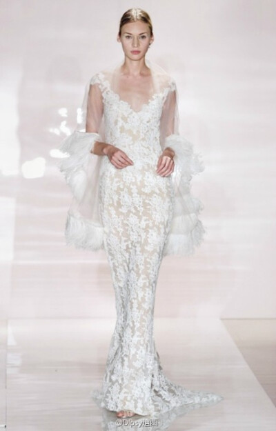 Reem Acra发布了2014秋冬婚纱系列，设计师在轻盈的古董软绸与蕾丝之上辅以手工刺绣增加质感，头纱披肩合二为一的设计让梦幻曼妙之余又略带霸气~~~