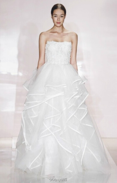 Reem Acra发布了2014秋冬婚纱系列，设计师在轻盈的古董软绸与蕾丝之上辅以手工刺绣增加质感，头纱披肩合二为一的设计让梦幻曼妙之余又略带霸气~~~