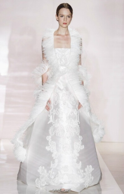 Reem Acra发布了2014秋冬婚纱系列，设计师在轻盈的古董软绸与蕾丝之上辅以手工刺绣增加质感，头纱披肩合二为一的设计让梦幻曼妙之余又略带霸气~~~