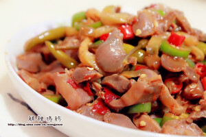 【脆辣鸡胗】脆辣鸡胗1.青红辣椒切小圈、姜蒜切片，鸡胗加一勺盐搓洗，然后去除筋膜洗净切片2.加生抽、蚝油、胡椒粉、料酒、干淀粉拌匀腌制30分钟3.锅里热油，爆香姜蒜4.倒入鸡胗，大火快速翻炒5.待鸡胗变色，加入榨菜、辣椒圈翻炒均匀6.最后调入适量的盐、白糖调味，即可