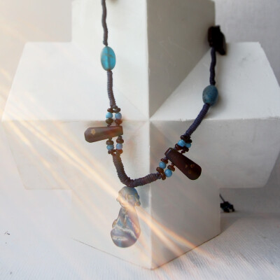 这是一串沉静的蓝色长链。来自尼泊尔的琉璃小佛、琉璃小珠，剔透地像博卡拉费瓦湖蓝色的湖水