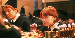 #[哈利·波特]定律No.1# 罗恩一直在吃东西。-你还真是不停地吃啊！-我饿！要你管！