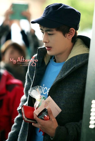 【PIC】131104 #Nichkhun# 131101 金浦机场赴日本 饭拍高清6P cr：danjisoo 扒图：笑笑 #Nichkhun 宁静致远 微笑面对# 好嫩好嫩