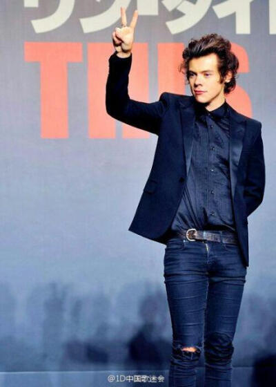 【1D】五只今天在日本东京举行了电影TIU的首映式，到场的粉丝有非常多啊，五只也穿的非常帅。今天巡演最后一站也落下帷幕了，五只终于可以放假回家和家人团聚了，@OneDirection音悦Tai饭团 http://t.cn/zRpvZKf