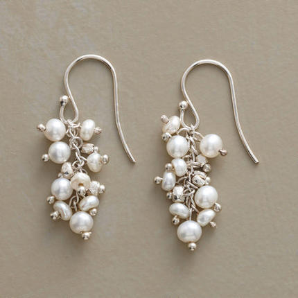 COMPETITIVE PEARL EARRINGS