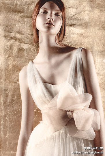 Delpozo Bridal Capsule Collection 2013.设计师Josep Font加入Delpozo之后,不断以极为女性化的浪漫轻盈风格,使得这个西班牙品牌越来越受关注,细腻纤弱的气质也延续到了婚纱系列中.精致巧妙的工艺塑造出新娘的脱俗清丽,柔而不弱,如晴空浮云般逸动沁人.