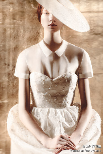 Delpozo Bridal Capsule Collection 2013.设计师Josep Font加入Delpozo之后,不断以极为女性化的浪漫轻盈风格,使得这个西班牙品牌越来越受关注,细腻纤弱的气质也延续到了婚纱系列中.精致巧妙的工艺塑造出新娘的脱俗清丽,柔而不弱,如晴空浮云般逸动沁人.