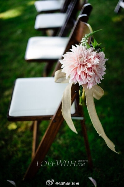 大丽花在婚礼上的使用灵感，将它作为主花材运用在婚礼设计中，非常的大气时尚。http://www.lovewith.me/share/detail/all/29600