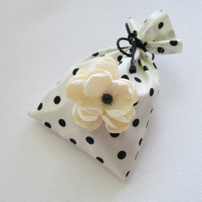 Wedding favor bag, 4x6'' Ivory and black dots, Bridal Showers Favors, fabric gift bag