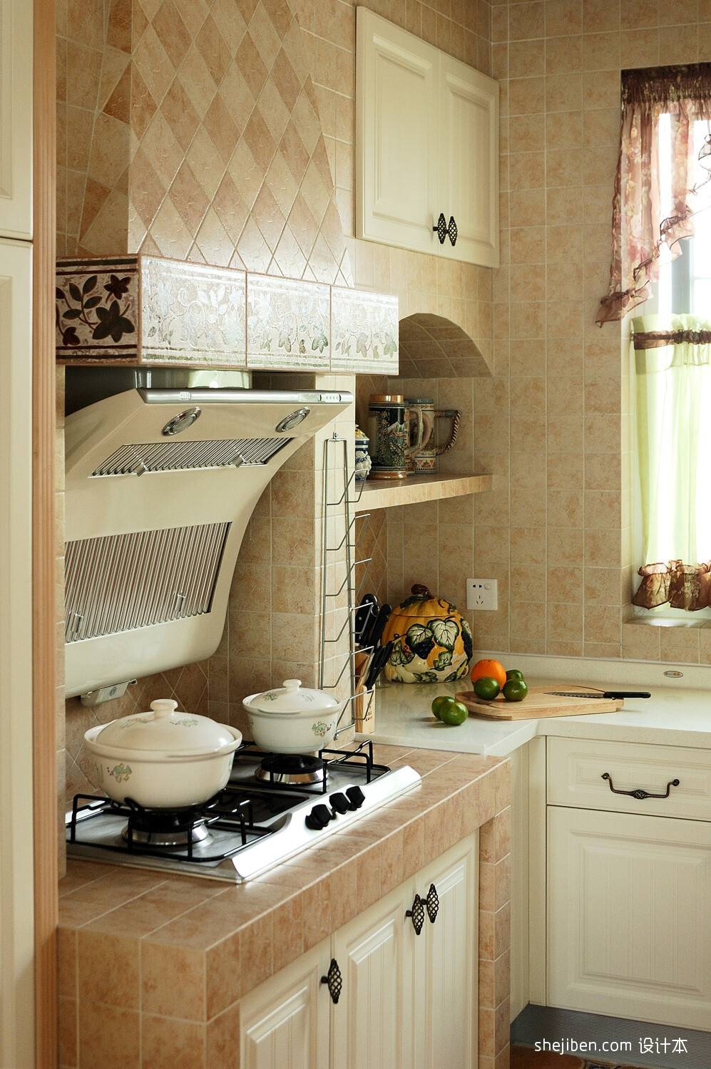 2013田园风格条形开放式7平米家庭白色橱柜米厨房黄色墙面瓷砖装修图片